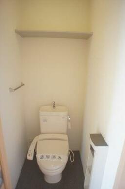 【トイレ】今や老若男女に必須アイテムの洗浄機能付暖房便座です！上部には空間を利用しトイレットペーパ…