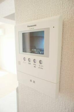 【ＴＶドアホン】お部屋にいながら来訪者の顔を見て話ができるモニター付きインターホンで防犯面も安心♪