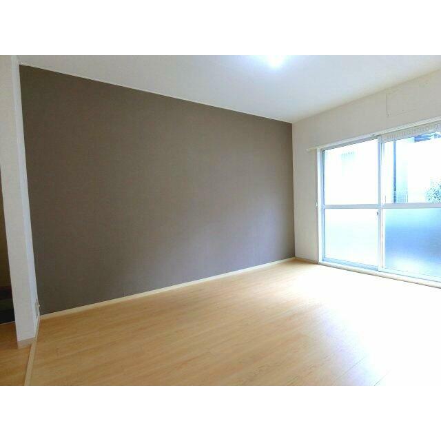 リビングのクロスがアクセントとなっております