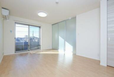 隣の洋室とはスライディングスクリーンで仕切られております。