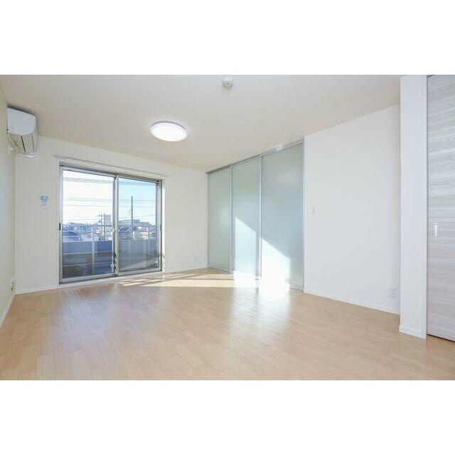 隣の洋室とはスライディングスクリーンで仕切られております。