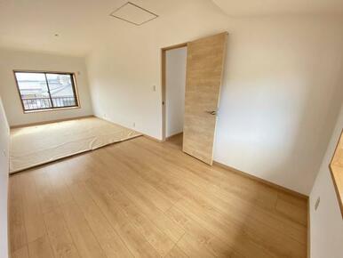 「2階東居室」南側に琉球畳スペースがあります。お子様のお部屋等に最適ですね