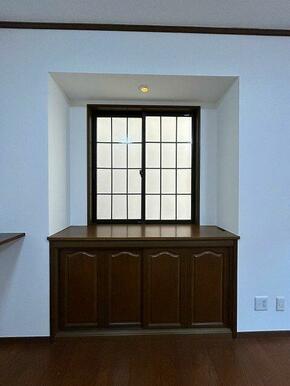 「ＬＤＫ」中古戸建てならではの出窓があり写真立て等を置くことができます