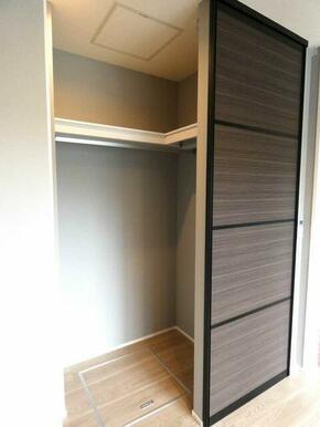 クローゼットはたくさんの洋服が掛けられます！