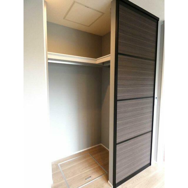 クローゼットはたくさんの洋服が掛けられます！