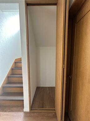便利な階段下収納