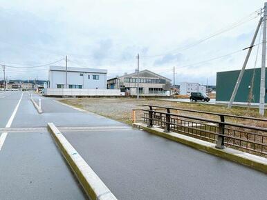 歩道が設置されているので安心ですね♪