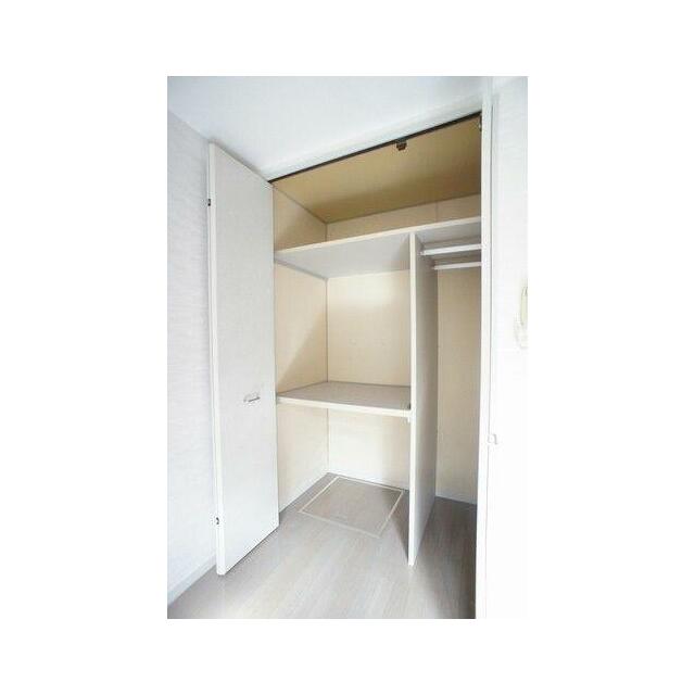 【収納】単身者にはうれしい奥行きのある収納です♪洋服が掛けられるパイプもございます♪
