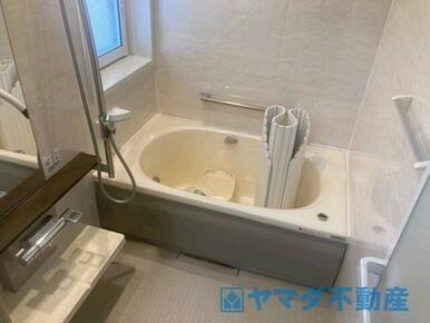 大型の浴槽に浸かって日頃の疲れを癒して頂く事が出来ますね