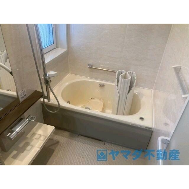 大型の浴槽に浸かって日頃の疲れを癒して頂く事が出来ますね