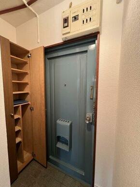 収納力に優れたシューズボックスを完備した玄関になります♪