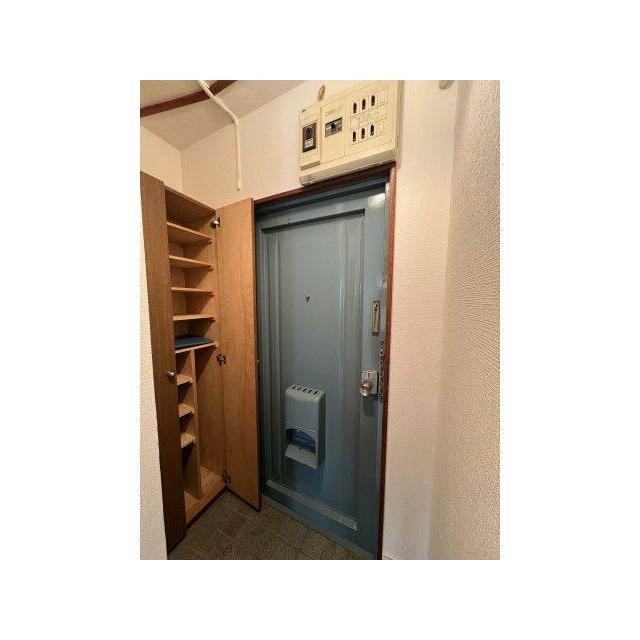 収納力に優れたシューズボックスを完備した玄関になります♪