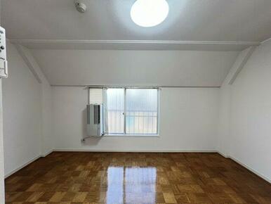 3階8帖の寝室となります♪窓掛けのエアコンも完備しております♪