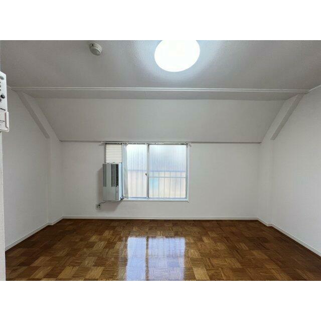 3階8帖の寝室となります♪窓掛けのエアコンも完備しております♪