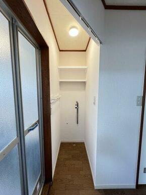 室内洗濯機置き場がバスルームの横にございます♪棚も完備し機能的です！