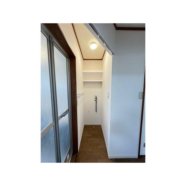 室内洗濯機置き場がバスルームの横にございます♪棚も完備し機能的です！