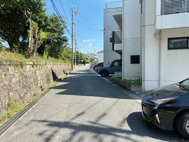 北側の道路は、車通り、人通りが少なくて安心です