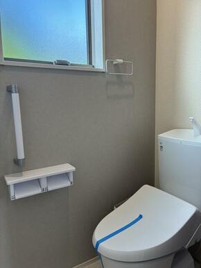 年配者や障害のある人でも自分でトイレができる手すり付き（2号棟）