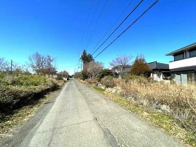 前面道路含む現地写真です
