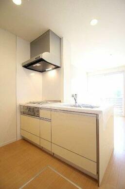 システムカウンターキッチンです。３口ガス婚グリル付きです。