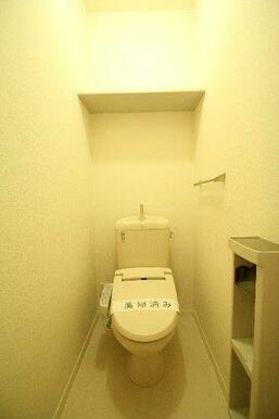 トイレ　洗浄機能付き暖房便座を設置、上部には棚がございます。