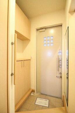 玄関　上下セパレートタイプのシューズボックスを設置、姿見もございます。