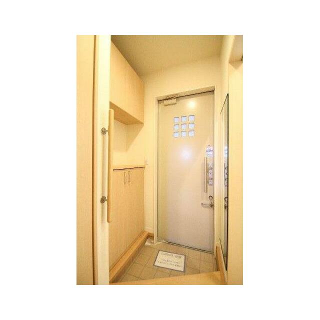 玄関　上下セパレートタイプのシューズボックスを設置、姿見もございます。