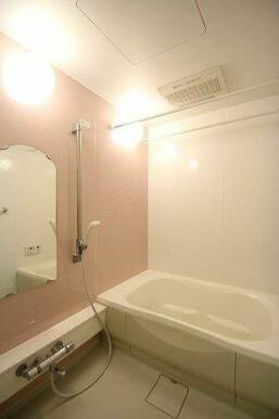 浴室　アクセントパネル採用、浴室乾燥暖房機設置。