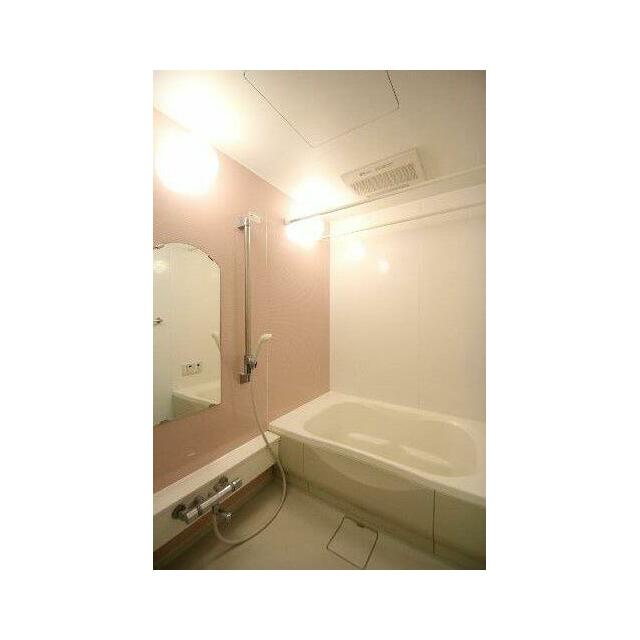 浴室　アクセントパネル採用、浴室乾燥暖房機設置。