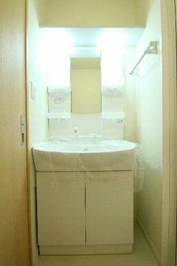 洗髪洗面化粧台設置、上部には棚がございます。