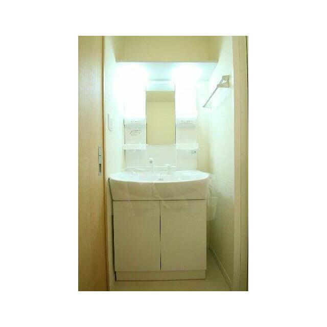 洗髪洗面化粧台設置、上部には棚がございます。