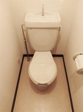 トイレは上部に棚があって便利です