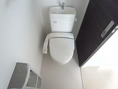 シャワー機能付きの暖房便座が付いています。シンプルで機能的な使い勝手の良いトイレです♪