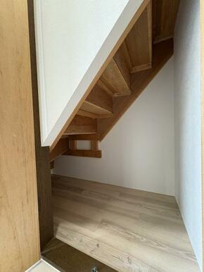 1階廊下「階段下収納」