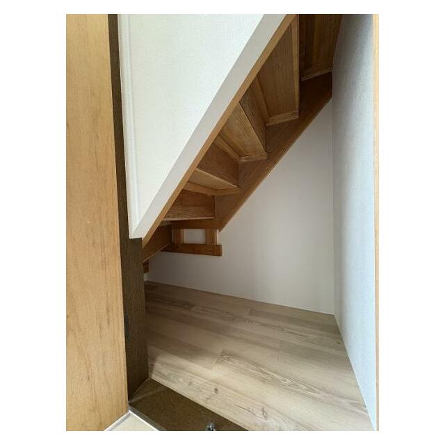 1階廊下「階段下収納」