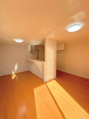 「LDK」南・西の二面採光で日当たり良好