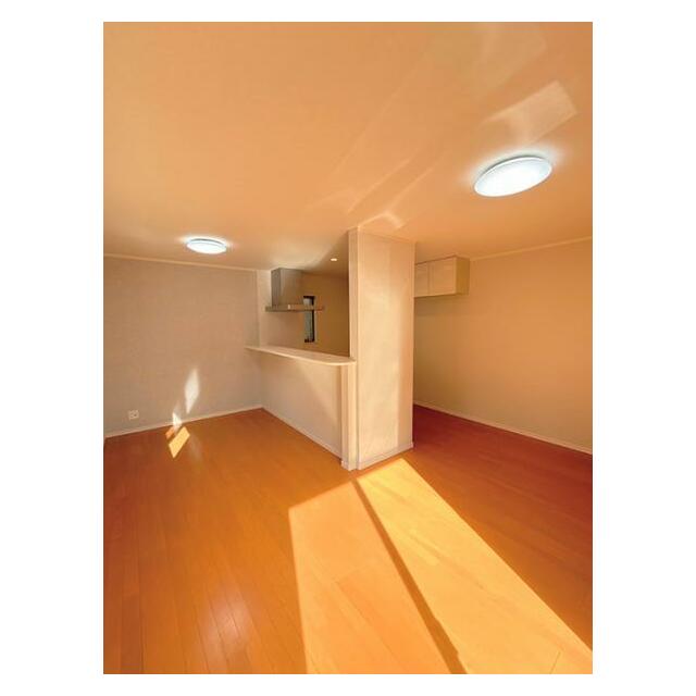 「LDK」南・西の二面採光で日当たり良好