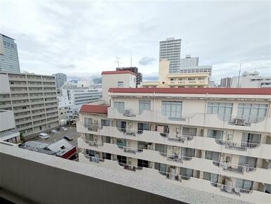 バルコニーからは静岡市街を眺められます。