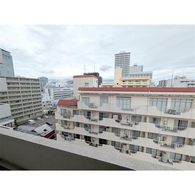 バルコニーからは静岡市街を眺められます。