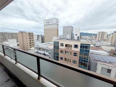 バルコニーからは静岡市街を眺められます。