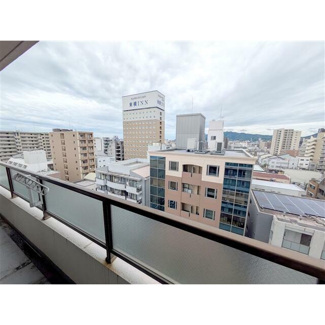 バルコニーからは静岡市街を眺められます。