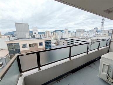バルコニーからは静岡市街を眺められます。