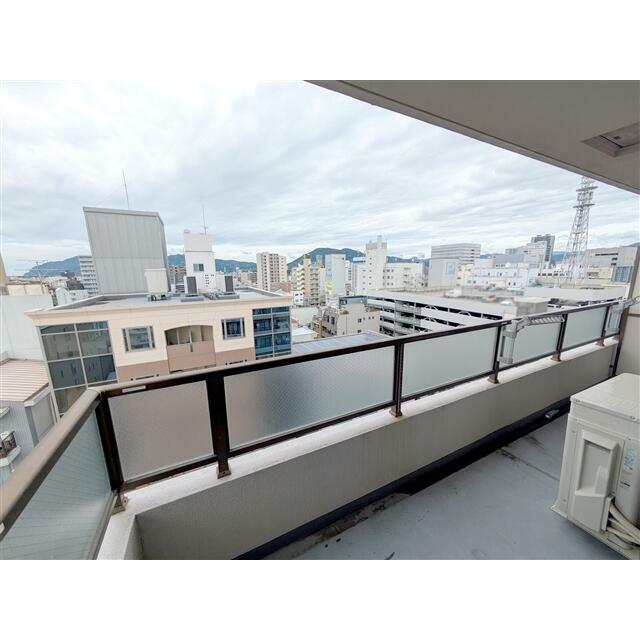 バルコニーからは静岡市街を眺められます。