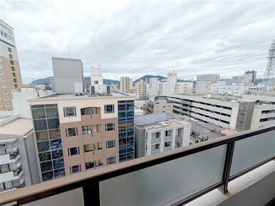 バルコニーからは静岡市街を眺められます。