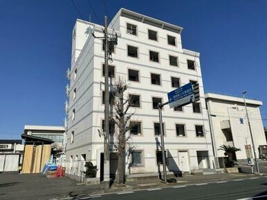 横須賀線「衣笠」駅から徒歩17分、バス約5分の立地にございます！