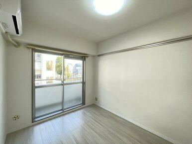 大きな窓のあるお部屋となっております！