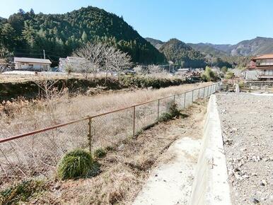 宅地公簿１３２㎡　敷地より西側清流付近　北をみる