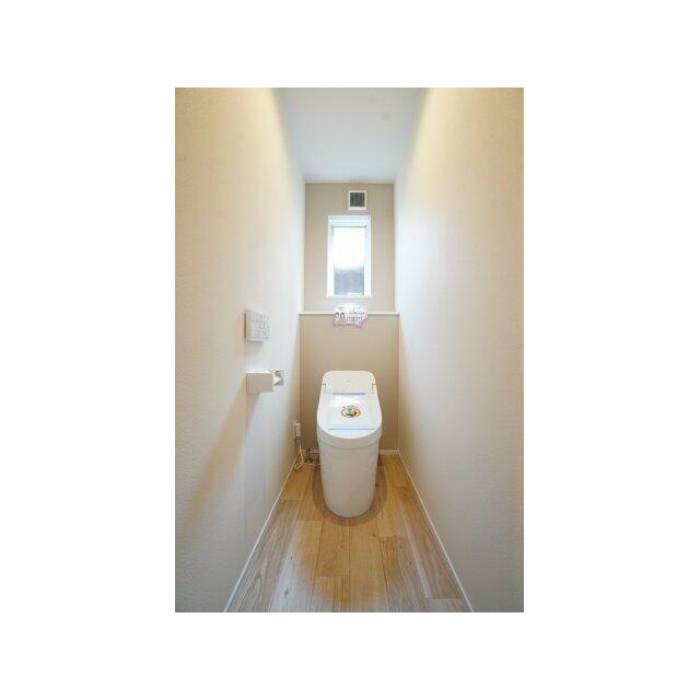 タンクレスタイプのトイレで見た目スッキリ♪清潔感もあります。