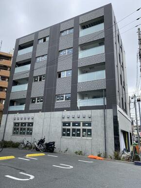 お隣は、コンビニです．上は居住用です。