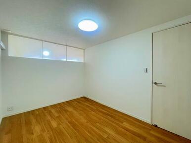 「洋室」約5帖のお部屋です。